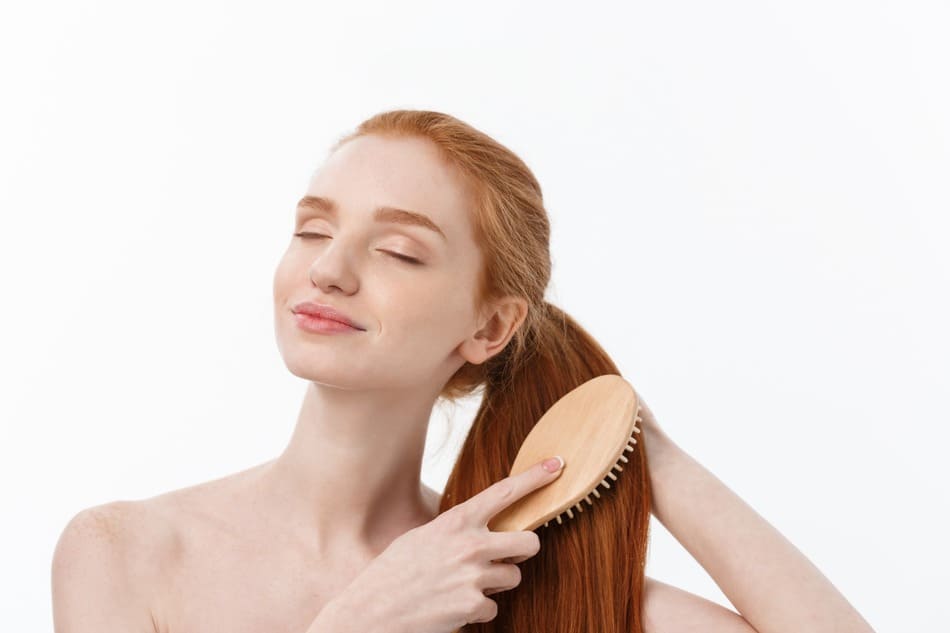 mujer cepillándose el cabello